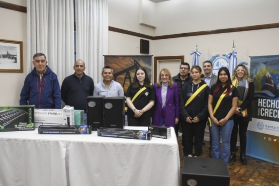 Alicia Kirchner entregó equipamiento de sonido a estudiantes del Colegio Ladvocat