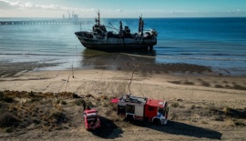Prefectura sofocó el incendio de un buque pesquero en Puerto Madryn
