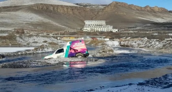 Una ambulancia quiso cruzar el Río Turbio congelado y quedó en el agua
