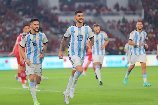 Argentina cerró la gira por Asia con una victoria 2-0 ante Indonesia