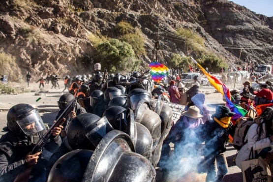 Batalla campal: Morales aprobó la reforma de la Constitución y los manifestantes ingresaron a la Legislatura