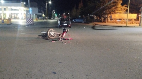 Motociclista habría cruzado en rojo y chocó a un auto