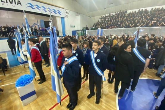 Reafirmación de Lealtad a la Bandera en Caleta Olivia: Un masivo acto de patriotismo de jóvenes estudiantes 