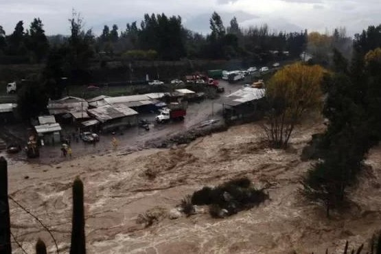 Dos muertos y más de 4 mil damnificados por el fuerte temporal en Chile
