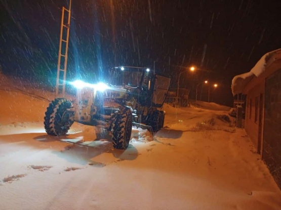 Río Turbio: trabajo de máquinas municipales para hacer frente a la nevada