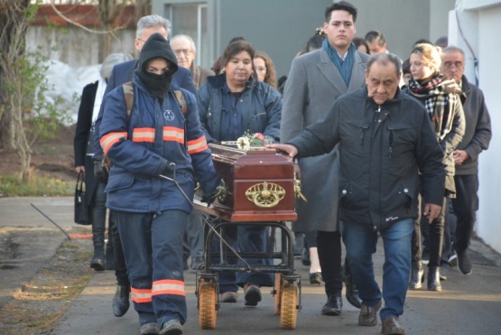Familiares y amigos despidieron los restos del dueño de Heladerías Tito