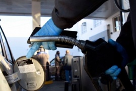 El Gobierno postergó el impuesto de los combustibles para después de las elecciones
