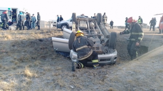 Una mujer y su hijo fueron rescatados de una camioneta