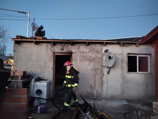 Dejó la campera cerca de la salamandra y provocó un incendio