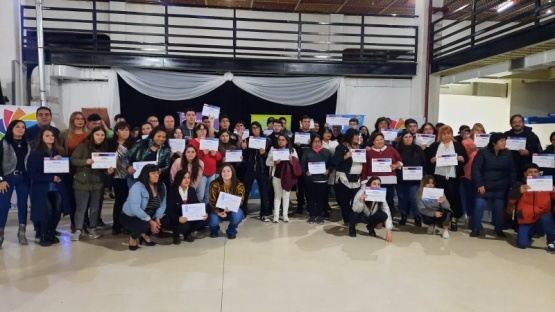 Entrega de certificados a jóvenes que participaron de talleres para la inclusión laboral