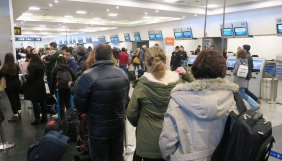 Otra vez caos en Aeroparque Jorge Newbery: protesta de pasajeros por vuelos demorados