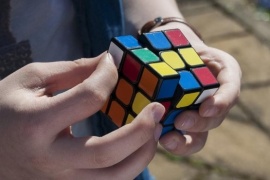 Un fenómeno: Uriel Romero representará a Santa Cruz en un torneo nacional del cubo de Rubik