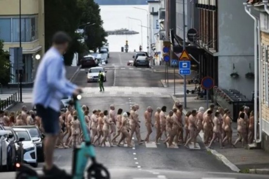 Cerca de mil personas posaron desnudas para una muestra fotográfica