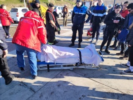 Policías y bomberos asisten a un hombre fracturado en una pista de hielo