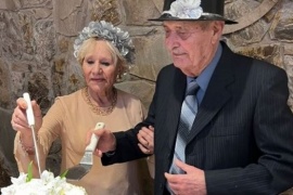 Tienen 83 y 90 años, se conocieron por Tinder y acaban de casarse en Villa Carlos Paz