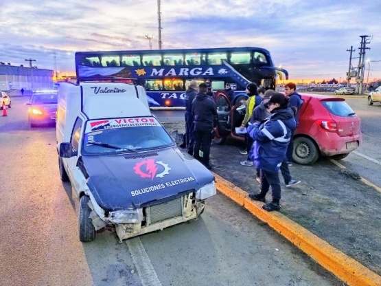 Importantes daños en dos autos tras chocar