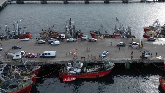 El pesquero donde desapareció un marinero llegó al muelle de Puerto Madryn