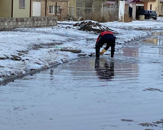 Servicios Públicos y Municipio con versiones encontradas respecto a los desbordes de la calle Rosas