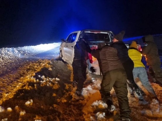 Gendarmes asisten a vehículos varados en la nieve