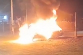 Bomberos sofocaron incendio sobre vehículo