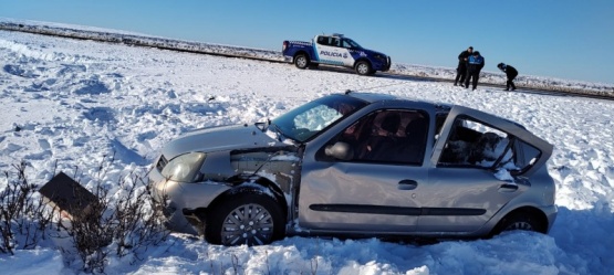 Quiso sobrepasar a un camión y terminó volcando