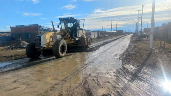 Municipio realiza limpieza y perfilado de calles en el barrio San Benito