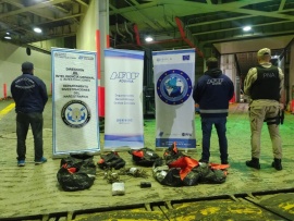 Prefectura y la Aduana inspeccionaron la carga de un buque mercante y hallaron cocaína