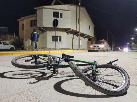 Un ciclista habría circulado en contramano y fue atropellado