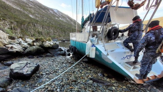 La Armada Argentina rescató en Isla de los Estados a los tripulantes del velero “Jiu Jiu”