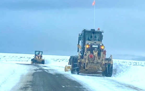 Vialidad despeja nieve en Ruta Y-635 Cordón Baquedano