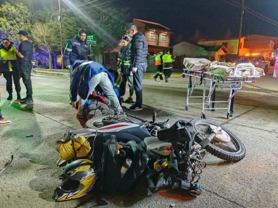 Motociclista impactó contra un auto