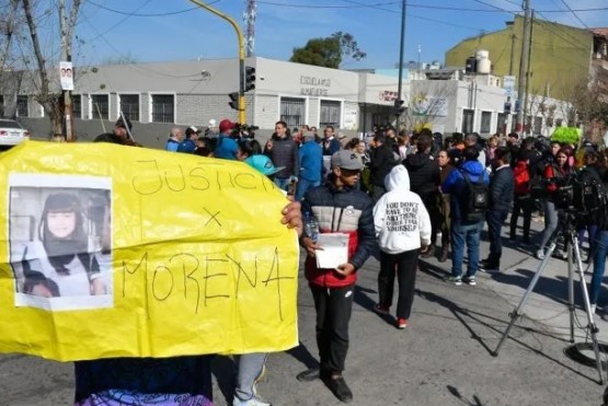 Crimen de Morena: realizaron un emotivo abrazo simbólico a la escuela en Lanús