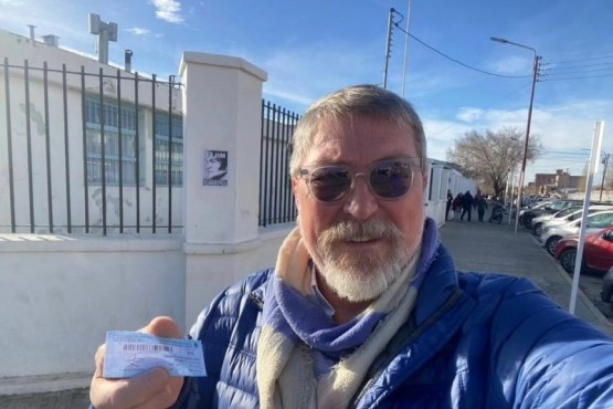 Sebastián Puig emitió su voto en la Escuela N°58