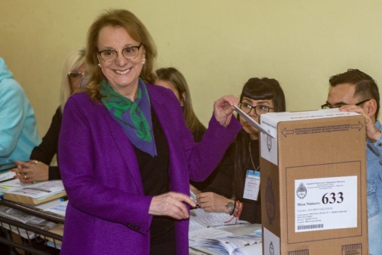La gobernadora Alicia Kirchner emitió su voto en la Escuela N°1