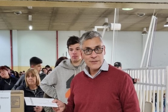 Eloy Echazú votó en la Escuela N°47