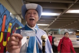 Jorge Williams, el excéntrico sastre que con 81 años sigue yendo a votar