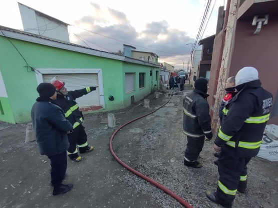 Un hombre fue hospitalizado por inhalar humo en un incendio