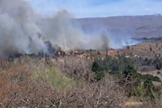 Incendios en Córdoba: el fuego destruyó casas en Yacanto y hay evacuados