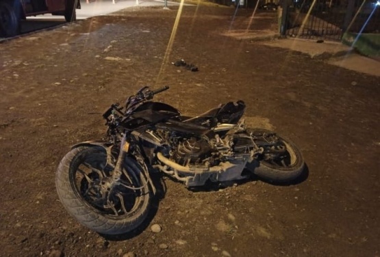 Dos motociclistas sufrieron fracturas en un choque