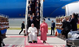 El papa Francisco inicia una visita discreta a los católicos de la Mongolia budista