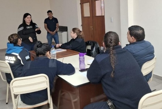 Avanzan las capacitaciones en Lengua de Señas Argentina en la Comisaría de la Mujer