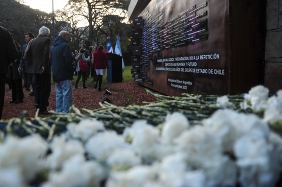 Inauguraron un memorial con nombres de 101 desparecidos chilenos en la Argentina