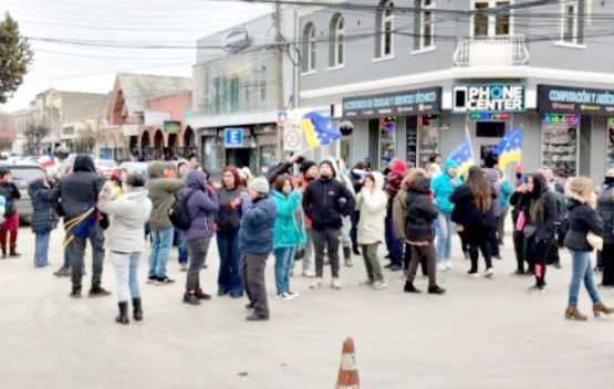 Agrupaciones de viviendas tomaron céntrica calle de Punta Arenas