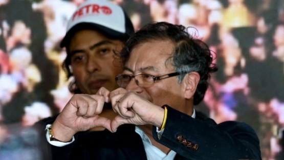 El presidente de Colombia se sumó al repudio a Milei por sus dichos sobre el Papa