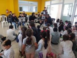 Con presencia de la comunidad educativa, la Banda de El Calafate llevó la música a la EPP N°89