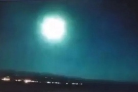 Un meteorito iluminó la medianoche y sorprendió a todos