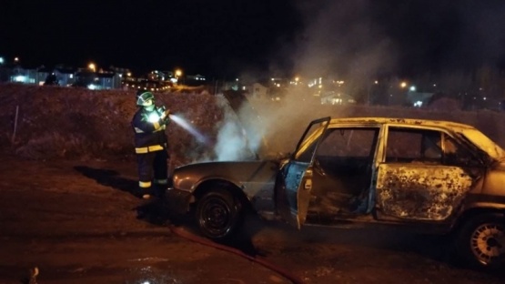 Investigan posible incendio intencional en un auto