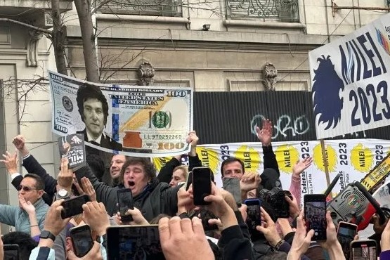 Javier Milei se paseó con un dólar gigante con su cara: cómo se vio la caravana desde la altura