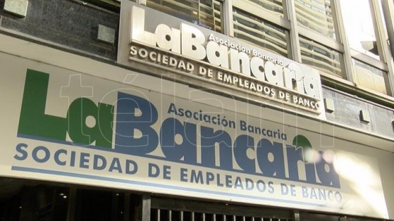 Los bancarios lograron un aumento del 22% y un bono de casi 407 mil pesos