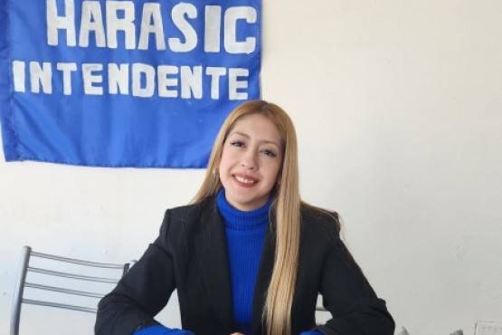 La profesora Lucía Soto acompaña a Harasic y busca una banca en el Concejo